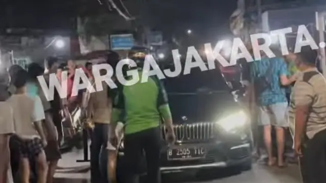 Serempet Warung, Pengemudi BMW Diamuk Warga di Cengkareng - News berita69.org