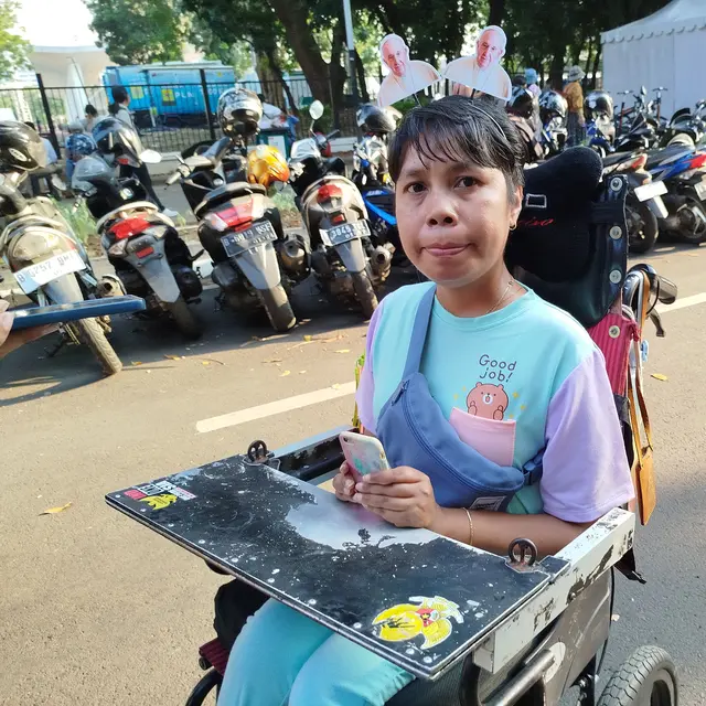 Tak Bisa Masuk Stadion GBK, Wanita Difabel Ini Bahagia Meski Hanya Lihat Paus Fransiskus Lewat HP - News berita69.org