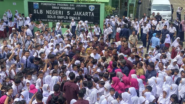 Tinjau Program Makan Bergizi Gratis di Slipi, Wapres Gibran Disambut Antusias Pelajar SD hingga SLB - News berita69.org