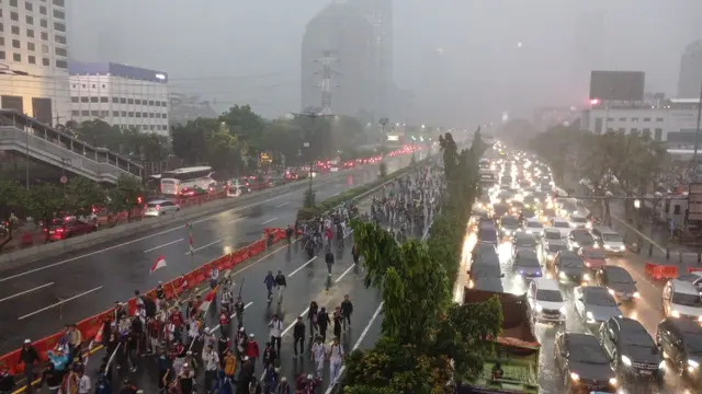 Update Demo 25 Agustus di DPR: Massa Masuk Tol Dalam Kota, Rekayasa Lalin Diberlakukan - News berita69.org