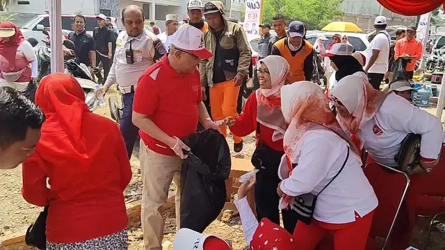 Wali Kota Depok Punguti Sampah Berserakan Usai Acara HUT ke-79 RI - News berita69.org