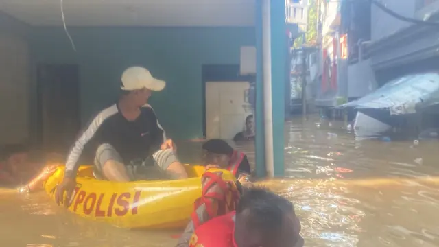 Warga Kebon Pala dan Kampung Melayu Jaktim Diterjang Banjir 1 Meter Lebih, Polisi Bantu Evakuasi - News berita69.org